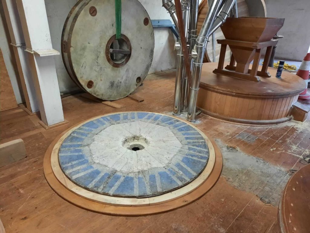 Fabricant de Moulins à farine sur meules pierres granit et tamiseuses